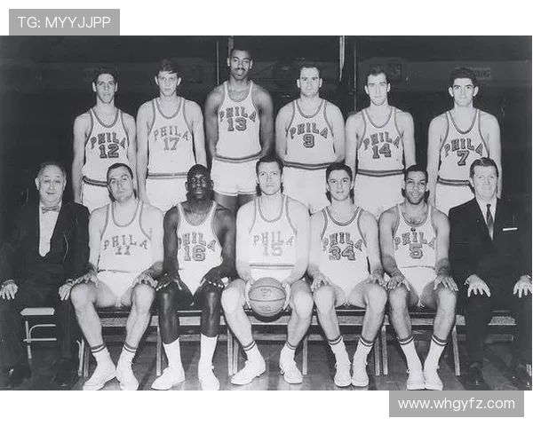 比尔·拉塞尔篮下护筐抢板，改变与张伯伦对位节奏